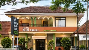 A hotel named 'Hotel Budi FAMILI' with a sign indicating 'Budget Syariah.' - Hotel Budi Famili Budget Syariah (Ciamis)