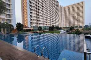 Outdoor pool - Lake View 3BRs @Lippo Cikarang (Min Stay 3 Nights) (South Cikarang)