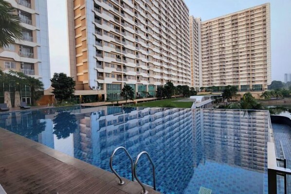 Outdoor pool - Lake View 3BRs @Lippo Cikarang (Min Stay 3 Nights) (South Cikarang)