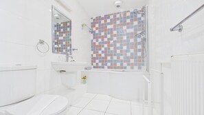 House (2 Bedrooms) | Bathroom | Combined shower/tub, towels - Ty Kered - 2 Bed Townhouse - Saundersfoot (Saundersfoot)