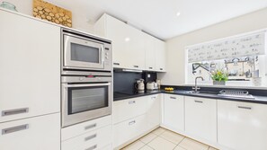 House (2 Bedrooms) | Private kitchen | Microwave, oven, stovetop, dishwasher - Ty Kered - 2 Bed Townhouse - Saundersfoot (Saundersfoot)