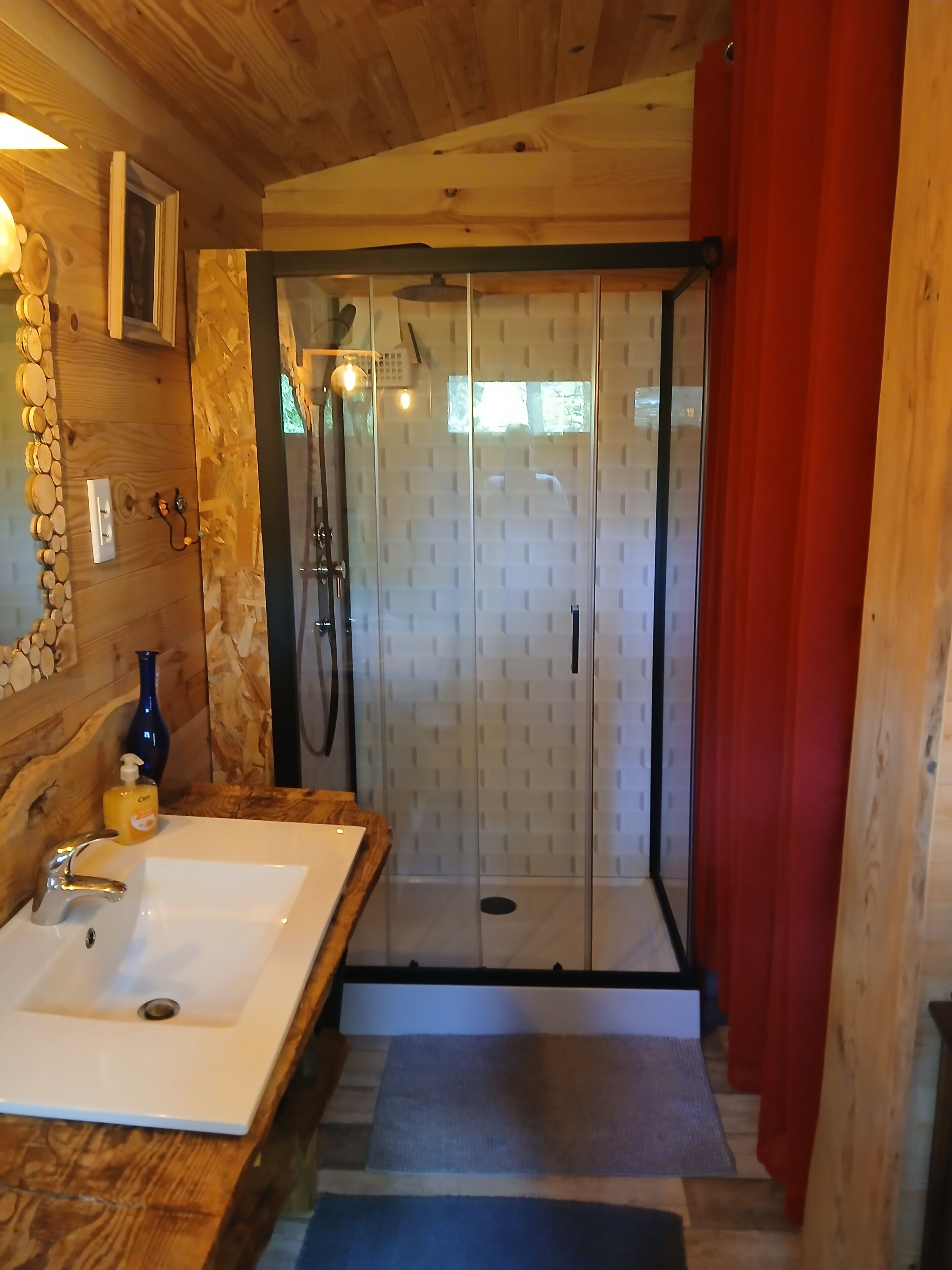 Douche, serviettes fournies, papier toilette