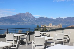 Outdoor dining - Hotel Al Caminetto Worldhotels Crafted (Torri del Benaco)