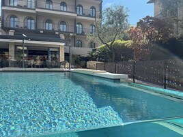 Una piscina al aire libre