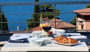 Outdoor dining - Hotel Al Caminetto Worldhotels Crafted (Torri del Benaco)