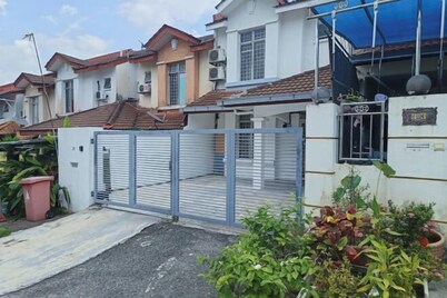 Damansara Damai 9Pax 4 Rooms