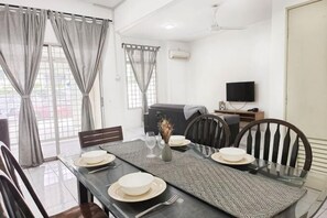 Dining - Damansara Damai 9Pax 4 Rooms (Petaling Jaya)