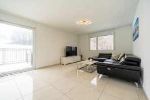 Room - Peaceful Swiss Retreat Parking + Private Balcony (Safenwil)