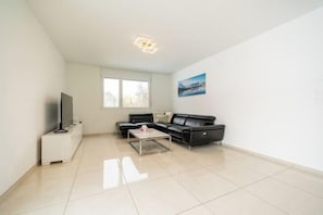 Living area - Peaceful Swiss Retreat Parking + Private Balcony (Safenwil)