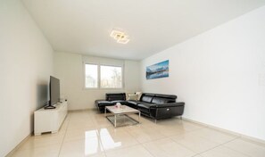 Living area - Peaceful Swiss Retreat Parking + Private Balcony (Safenwil)