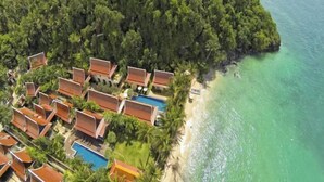 An aerial view of a resort with multiple bungalow-style buildings, a swimming pool, and a beach. - Baan Chang (Koh Samui)