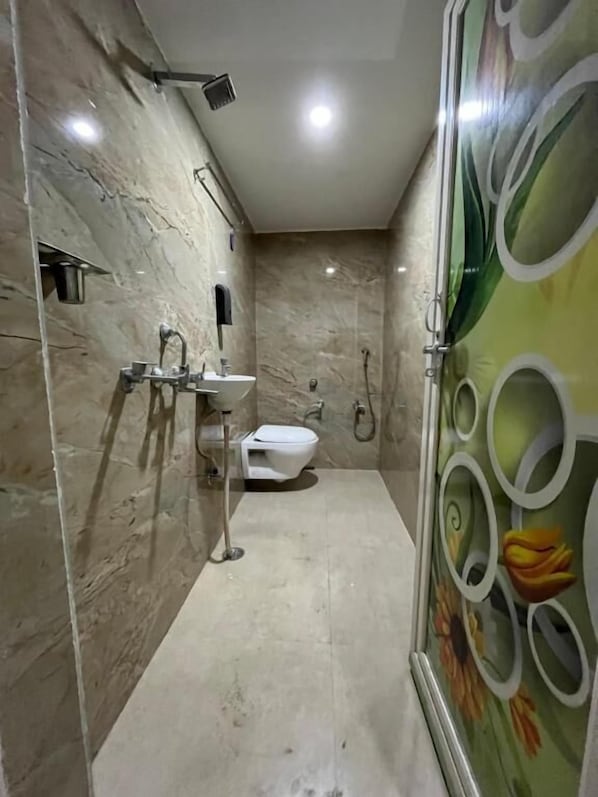 Family Single Room, Balcony | Bathroom | Slippers, towels, soap, shampoo