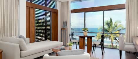 Deluxe room with Ocean View - Complimentary 15 Mins. Head & Shoulder Massage for Two, Airport Drop | Bureau, espace de travail pour ordinateurs portables