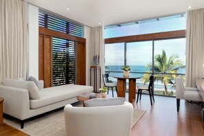 Deluxe room with Ocean View - Complimentary 15 Mins. Head & Shoulder Massage for Two, Airport Drop | Meja, ruang kerja komputer riba, Wi-fi percuma 