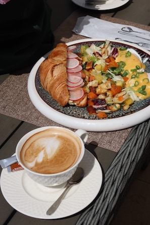 Tägliches nach Wunsch zubereitetes Frühstück (75 EUR pro Person)