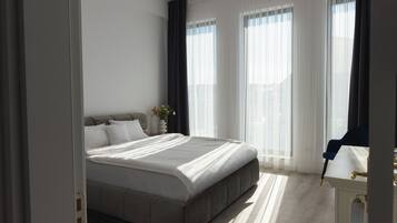 Quarto casal conforto, sacada, vista para a piscina | Wi-Fi de cortesia