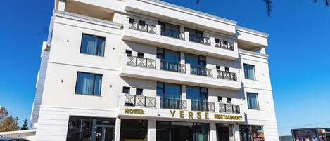 Vista frontal de la propiedad