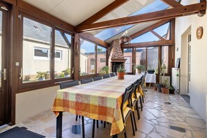 Dining - Bed and Breakfast 'Chambre Le Mans' with Shared Terrace, Shared Garden and Wi-Fi (Laigné en Belin)