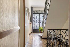 Interior - Bed and Breakfast 'Chambre Le Mans' with Shared Terrace, Shared Garden and Wi-Fi (Laigné en Belin)