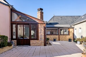 Exterior detail - Bed and Breakfast 'Chambre Le Mans' with Shared Terrace, Shared Garden and Wi-Fi (Laigné en Belin)