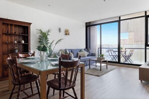 Room - A Chic 2BR Apt Near Melbourne Uni, FREE Parking (Carlton)