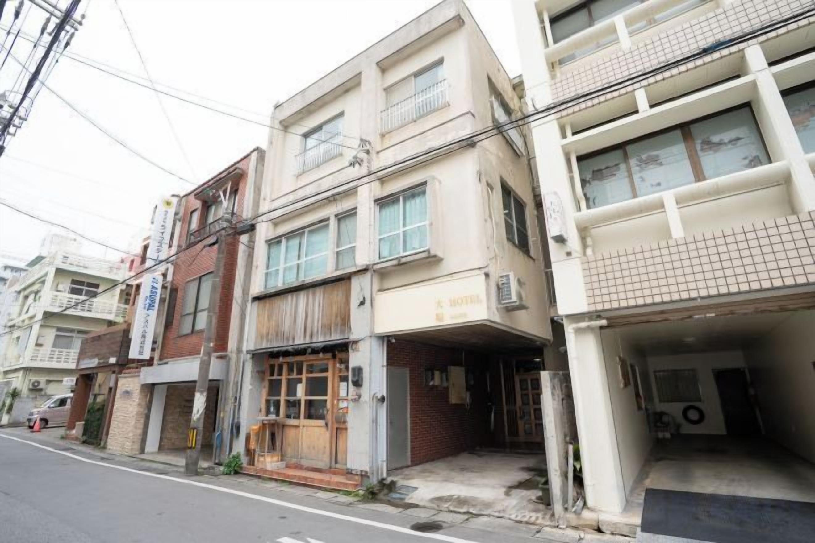 Edifício com vários andares, com espaço comercial no térreo e apartamentos nos andares superiores.