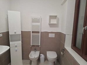 Deluxe Apartment, Balcony | Bathroom