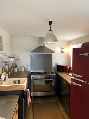 Kühlschrank, Mikrowelle, Herdplatte, Wasserkocher mit Kaffee-/Teezubehör