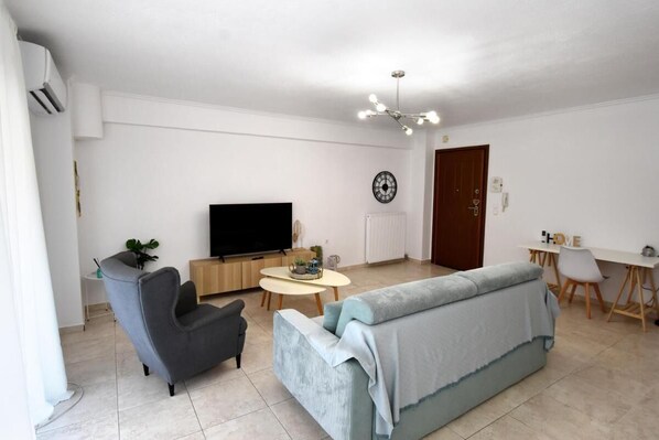 Apartment, 4 Bedrooms, Accessible, Smoking | Living room