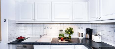 Køleskab, mikrobølgeovn, ovn, kogeplade