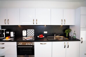 Réfrigérateur, micro-ondes, four, plaque de cuisson