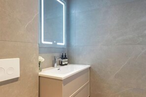 Bathroom - 313 Premium Maisonette (London)