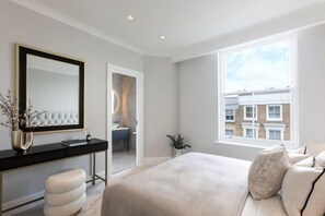 Unclassified image, 4 of 17, button - 313 Premium Maisonette (London)