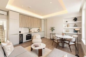 Living area - 313 Premium Maisonette (London)