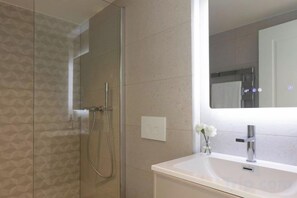 Unclassified image, 4 of 17, button - 313 Premium Maisonette (London)