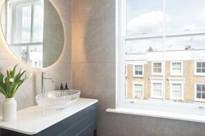 Unclassified image, 5 of 17, button - 313 Premium Maisonette (London)