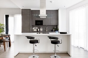 ثلاجة، ميكروويف، فرن، موقد طهي مسطح