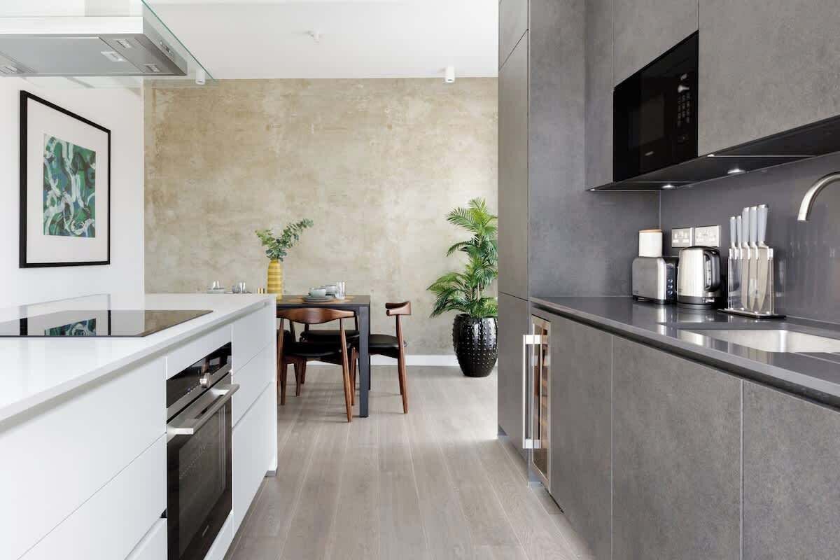 Kylskåp, mikrovågsugn, ugn och spishäll