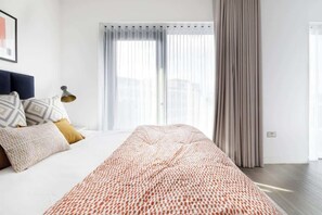3 bedrooms, iron/ironing board, travel cot, WiFi - Light, Stylish Flat with High-End Accents in Hip Shoreditch (Greater London)