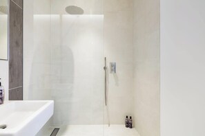 Een douche, een haardroger