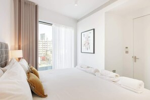 2 bedrooms, iron/ironing board, WiFi, bed sheets - Urban Minimalist Apartment with Private Balcony (Greater London)