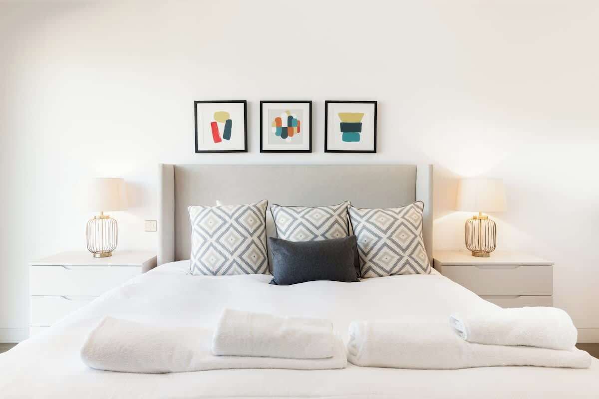 10 habitaciones, tabla de planchar con plancha, wifi y ropa de cama 