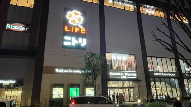 A building with a large sign for 'LIFE' and 'Sizzler' restaurants. - YMK Oshiage 6B (Tokyo)
