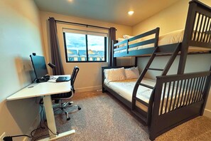 3 bedrooms, desk, iron/ironing board, free WiFi