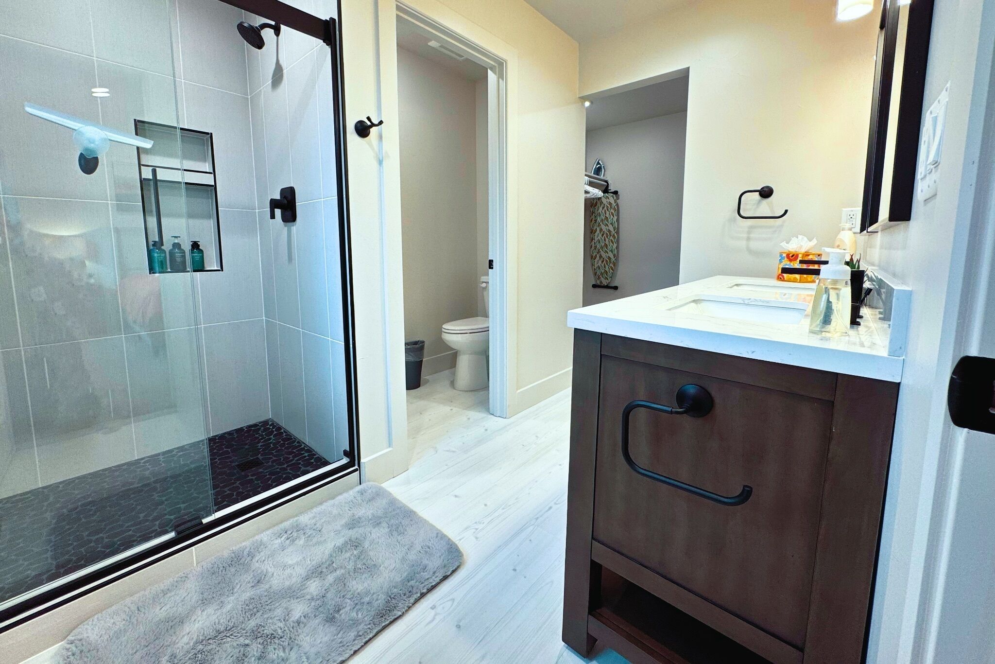 Secador de pelo, toallas