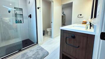 Secador de pelo, toallas