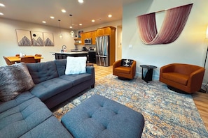 智能电视、壁炉、办公室、电脑显示器