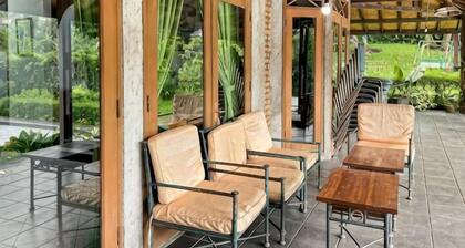 Large Bogor Villa w/ Pool, BBQ Grill& Fishing Spot