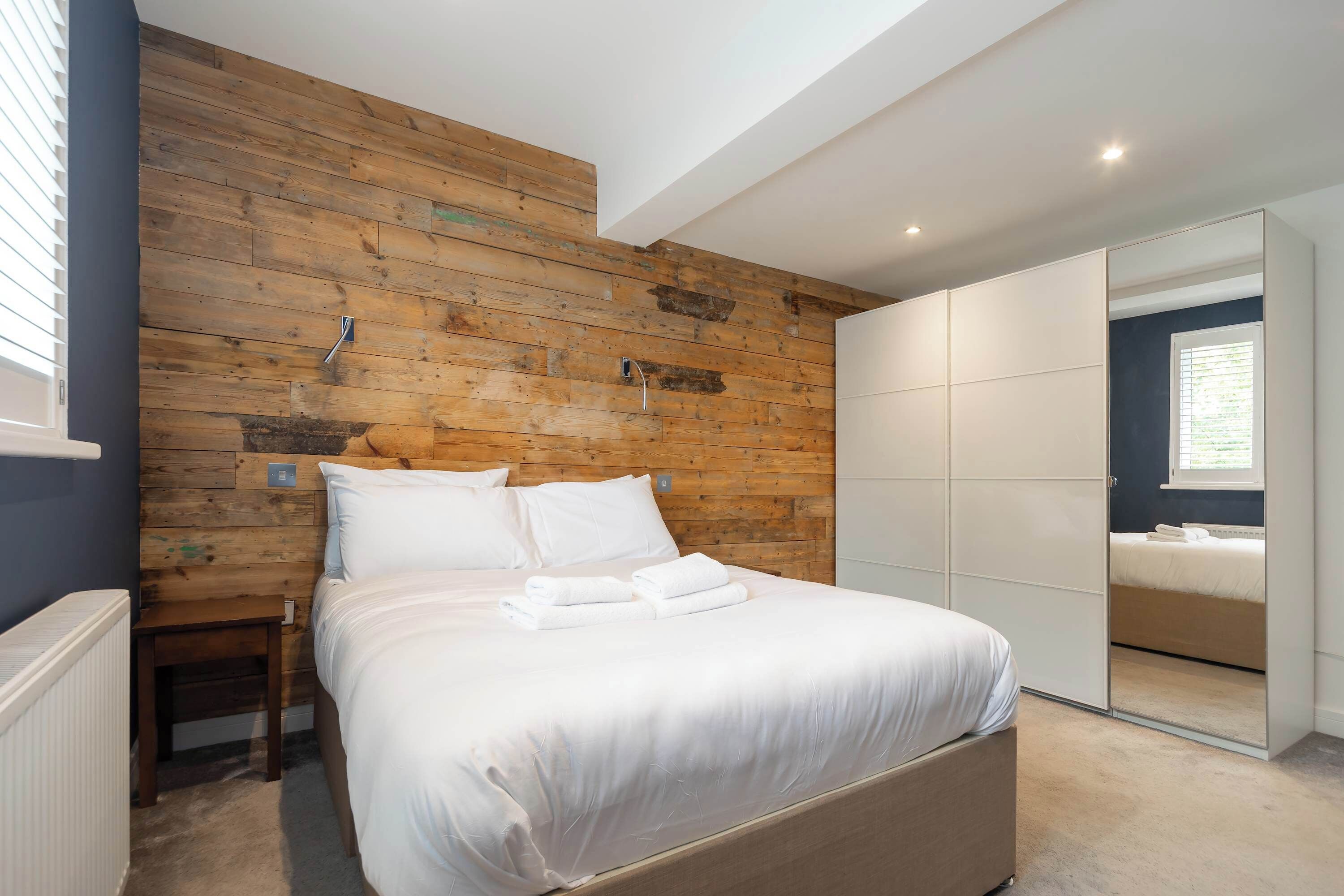 5 bedrooms, desk, iron/ironing board, WiFi