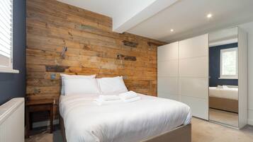 5 bedrooms, desk, iron/ironing board, WiFi